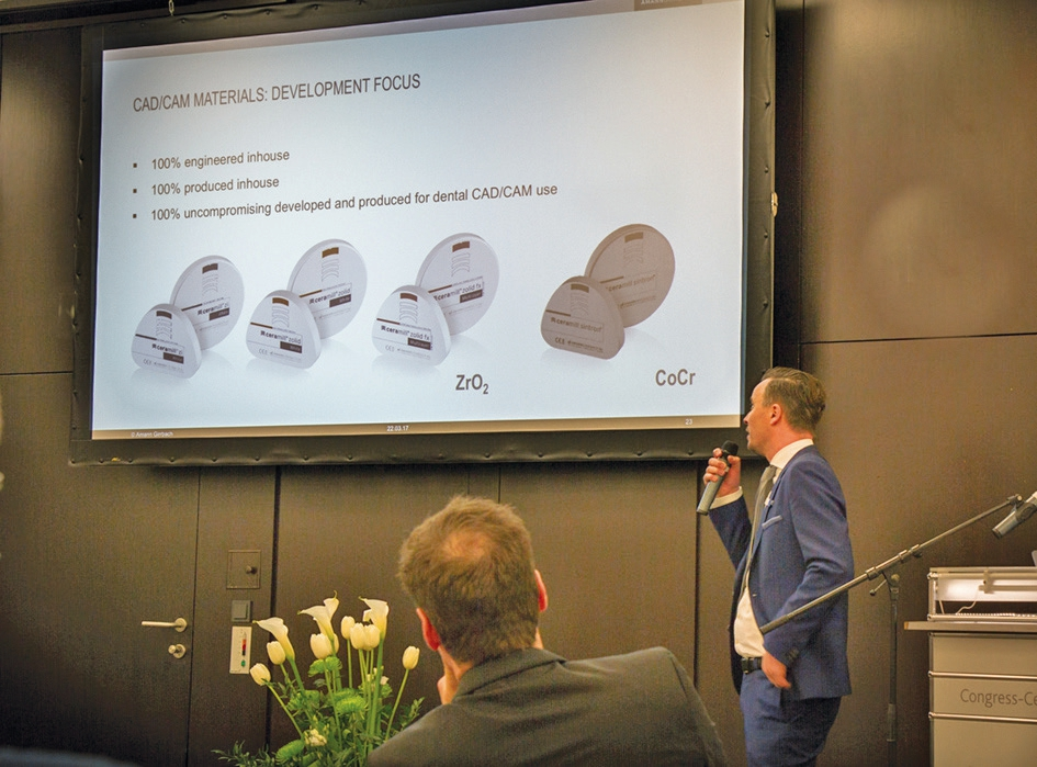 Abb. 3: Dipl.-Ing. Falko Noack (Amann Girrbach) spricht vor der Fachpresse über die Materialkompetenz von Amann Girrbach und stellt u. a. das neue Zirkoniumdioxid Ceramill Zolid FX Multilayer vor.